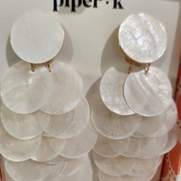 🤍🔹️ Piper K 🔹️Gorgeous shell chandelier earrings - Picture 7 of 9